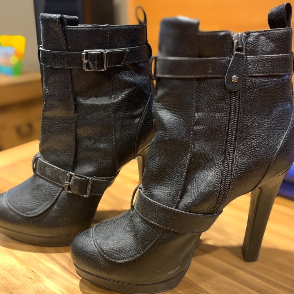 Simply Vera by Vera Wang Platform shoes size 8